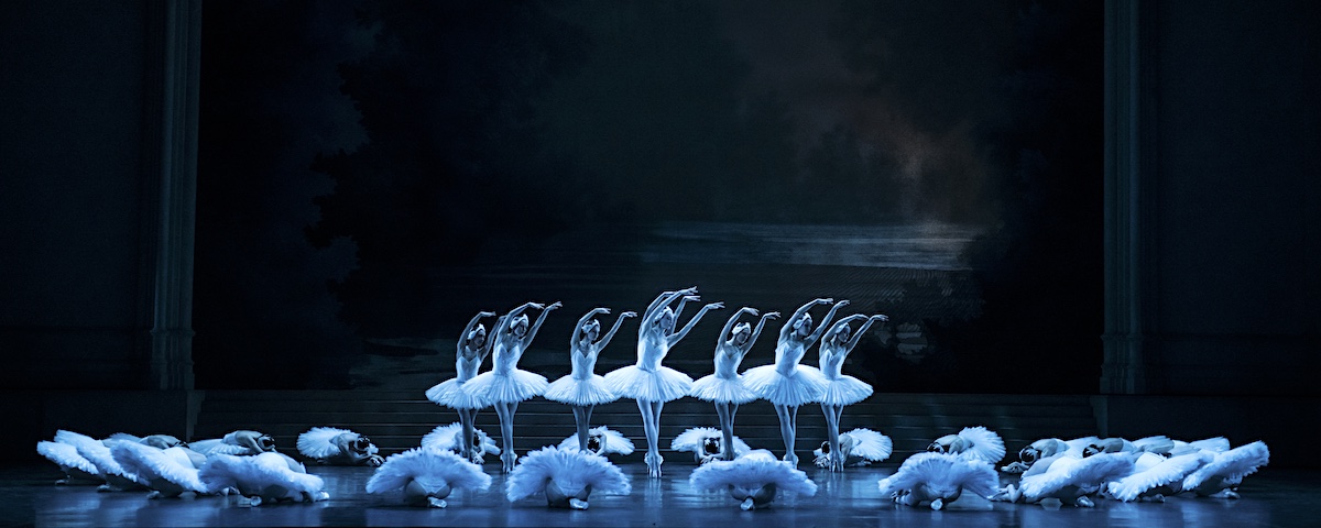 »Schwanensee«, 3. Akt: Das corps de ballet der Opéra national de Paris © Opéra national de Paris/Julien Benhamou