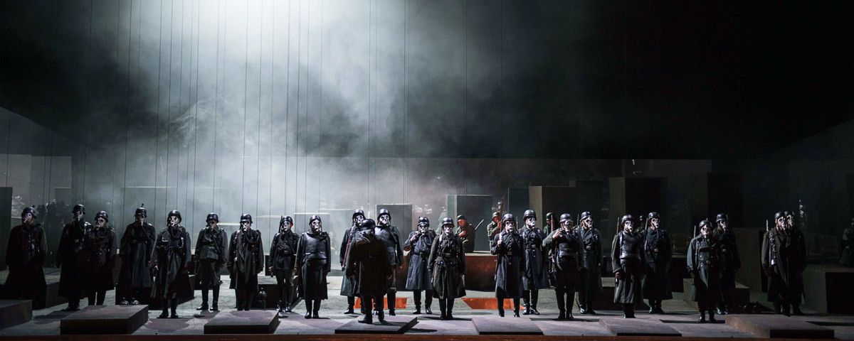 »Il trovatore«, 1. Akt: Die Krieger des Conte di Luna © Julien Benhamou /Opéra national de Paris