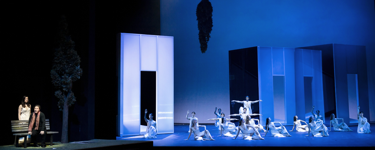 »Orphée et Eurydice«, 1. Akt: Andriana Chuchman (Eurydice), Dmitry Korchak (Orphée) und das Hamburg Ballett John Neumeier © Staatsoper Hamburg/Kiran West