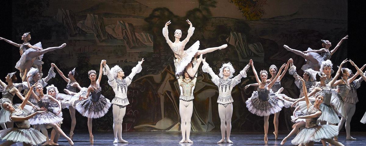 »Raymonda«, 1. Akt: Liudmila Konovalova, Jakob Feyferlik und das corps de ballet © Wiener Staatsballett/Ashley Taylor