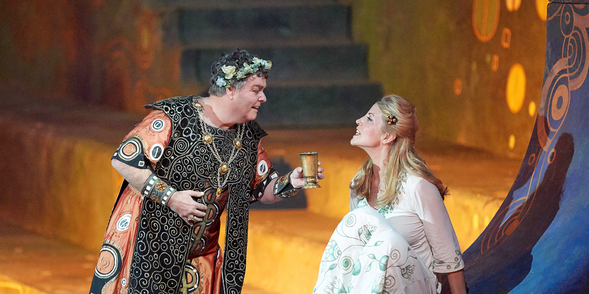 Salome: Die Königstochter (Lise Lindstrom) wehrt Herodes’ (Herwig Pecoraro) Angebot, vom Wein zu trinken, ab © Wiener Staatsoper GmbH/Michael Pöhn
