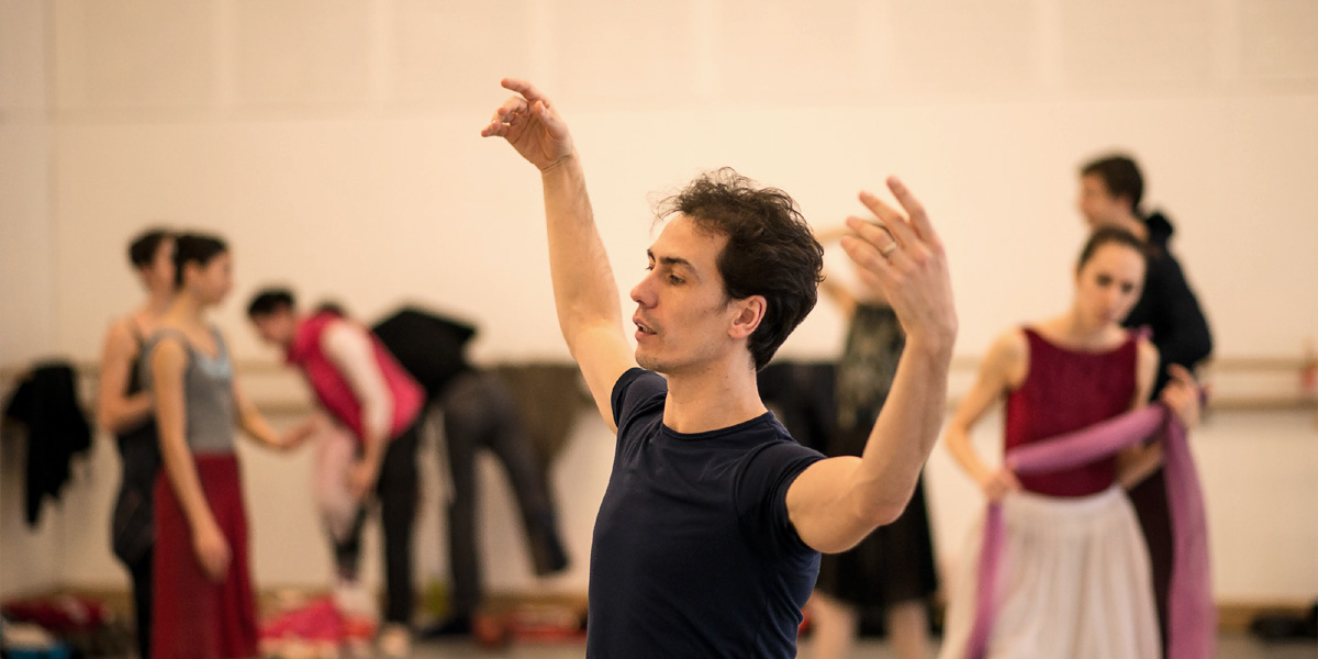 Alexandre Riabko vom Hamburg Ballett bei der Einstudierung von John Neumeiers »Le Pavillon d’Armide« © Wiener Staatsballett/Ashley Taylor