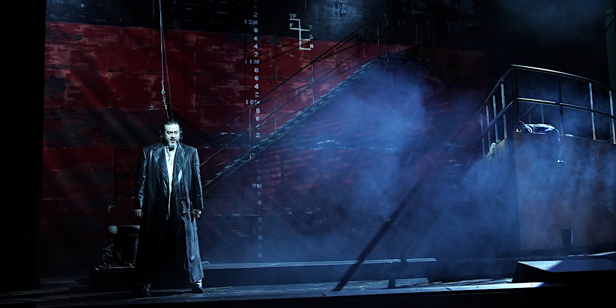 »&#8239;Der fliegende Holländer&#8239;«, 1.Akt: Aris Argiris (<em>Der Holländer</em>) in seiner Auftrittsarie »&#8239;<em>Die Frist ist um</em>&#8239;« © Landestheater Linz/Reinhard Winkler