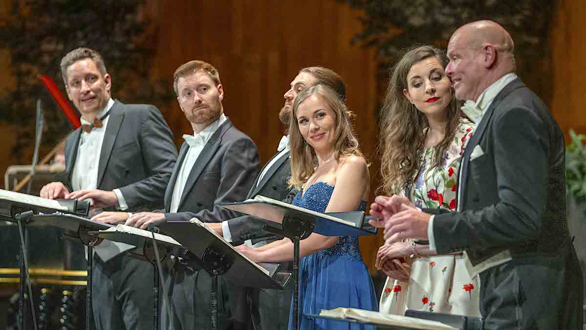 Richard Strauss: »&#8239;Capriccio&#8239;«: Mika Kares (La Roche, der Theaterdirektor), Sebastian Kohlhepp (Flamand, ein Musiker), Konstantin Krimmel (Olivier, ein Dichter), Elsa Dreisig (Die Gräfin), Ève-Maud Hubeaux (Die Schauspielerin Clairon) und Bo Skovhus (Der Graf, Bruder der&nbsp;Gräfin) © Salzburger Festspiele/Marco Borelli