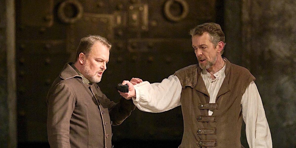 »&#8239;Fidelio&#8239;«, 1. Aufzug: Tomasz Konieczny (<em>Don Pizarro</em>) und Georg Zeppenfeld bei seinem Wiener Rollen-Debut als <em>Rocco</em> © Wiener Staatsoper/Michael Pöhn