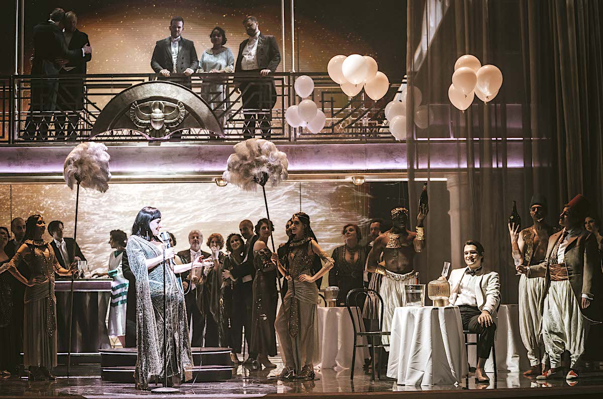 »&#8239;Giulio Cesare in Egitto&#8239;«, 2. Akt: Cecilia Bartoli (Cleopatra), Carlo Vistoli (Giulio Cesare) und das Ensemble beim »&#8239;Captain’s Dinner&#8239;« in Davide Livermores Inszenierung © OMC &mdash; Marco Borelli