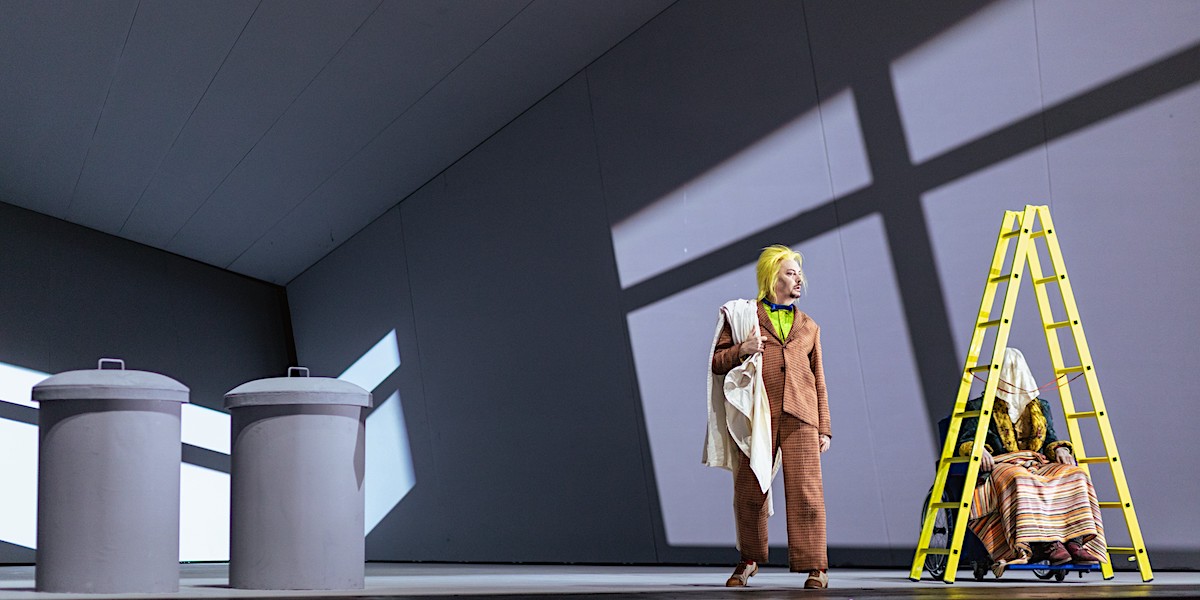 »&#8239;Fin de partie&#8239;«: Georg Nigl (Clov) und Philippe Sly (Hamm) © Wiener Staatsoper GmbH/Sofia Vagaiová