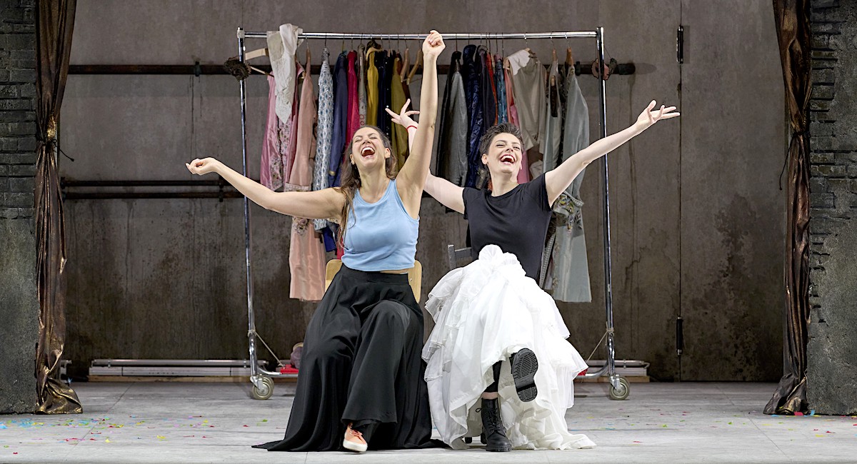 »&#8239;Così fan tutte&#8239;«, 1. Akt: Federica Lombardi (Fiordiligi) und Emily D'Angelo (Dorabella) als hoffnungsvoller Sängernachwuchs auf einer von Barrie Kosky ersonnenen Theaterprobe © Wiener Staatsoper GmbH/Michael Pöhn