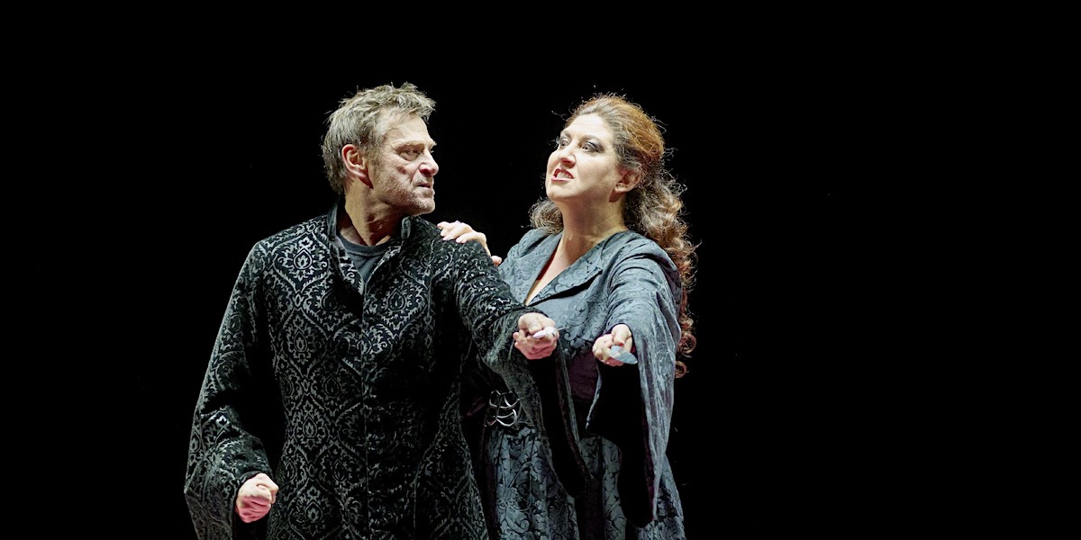 »&#8239;Macbeth&#8239;«, 1. Akt: Anna Pirozzi als Lady und Simon Keenlyside als Macbeth © Wiener Staatsoper GmbH/Michael Pöhn