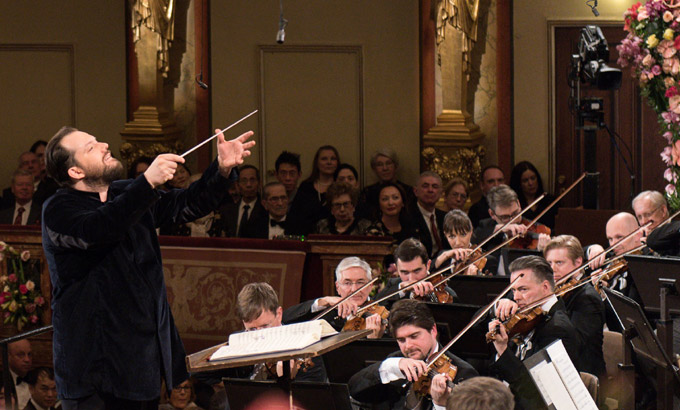 Andris Nelsons bei seinem Silvesterkonzert-Debut am Pult der Wiener Philharmoniker © Wiener Philharmoniker/Terry Linke