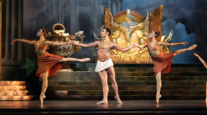 »Sylvia«: Mihail Sosnovschi (Eros) mit den beiden Jägerinnen (Alice Firenze, links, und Ioanna Avraam) © Wiener Staatsballett/Ashley Taylor
