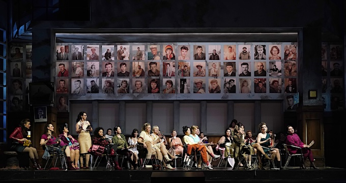 » Der fliegende Holländer «, 2. Akt: Die Spinn-Szene in Dalands Haus in der Sichtweise von Hermann Schneider: Manuela Leonhartsberger (<em>Mary</em>) und die Damen des Chores des Landestheaters Linz © Landestheater Linz/Reinhard Winkler