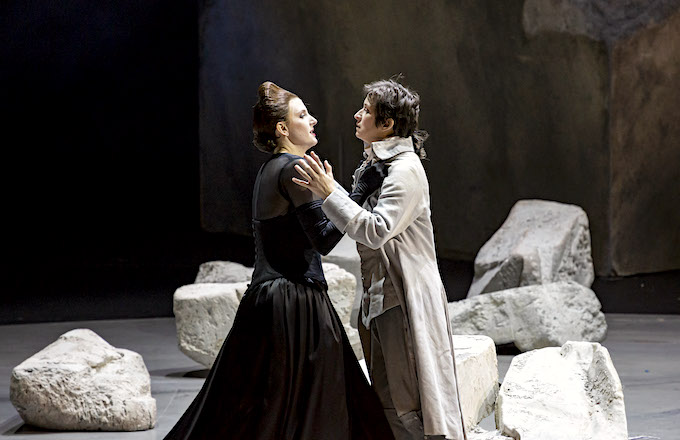 »La clemenza di Tito«, 1. Akt: Amanda Majeski als Vitellia und Michèle Losier als Sesto © Opéra national de Paris/Emilie Bouchon