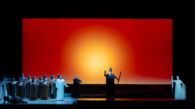 » Madama Butterfly «, 1. Akt: Stefan Pop (B. F. Pinkerton), Carlo Bosi (Goro), Vartan Gabrielian (Lo zio Bonzo) und Eleonora Buratto (Cio-Cio-San) © Chloé Bellemère/Opéra national de Paris