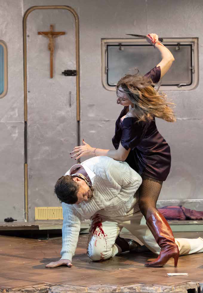 » Tosca «, 2. Akt: Kristina Opolais (Tosca) bei der Ermordung Scarpias (Gábor Bretz) © Theater an der Wien/Monika Rittershaus