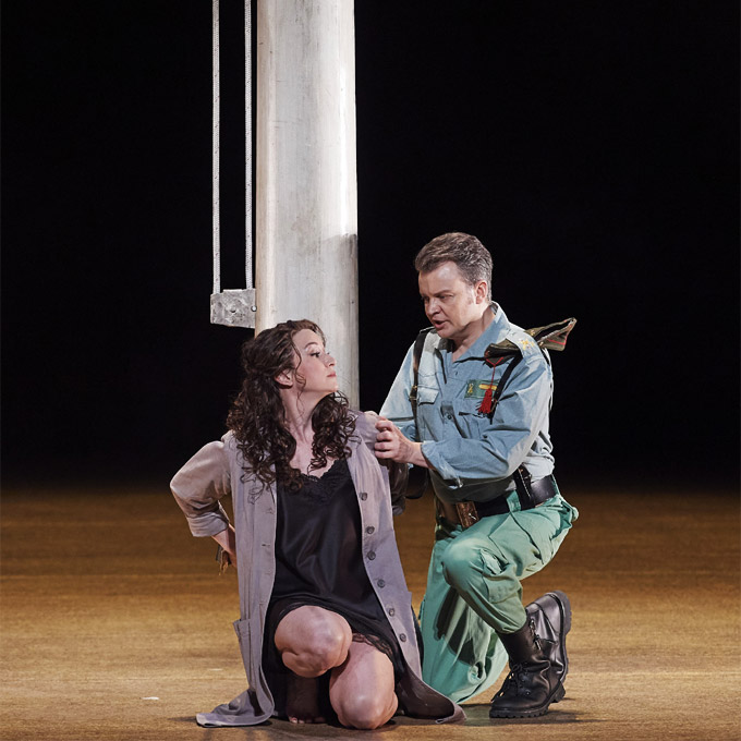 »Carmen«, 1. Akt: Michèle Losier (Carmen) und Dmytro Popov (Don José) © Wiener Staatsoper GmbH/Michael Pöhn