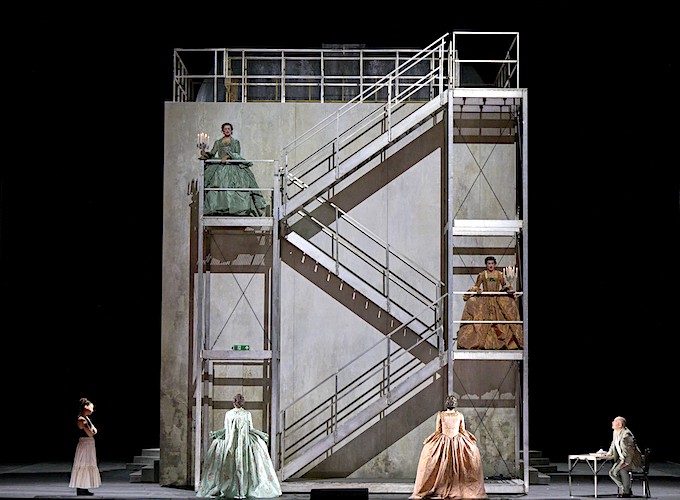 » Così fan tutte «, 2. Akt: Das Ensemble im Bühnenbild von Gianluca Falaschi und in der Beleuchtung von Franck Evin © Wiener Staatsoper GmbH/Michael Pöhn