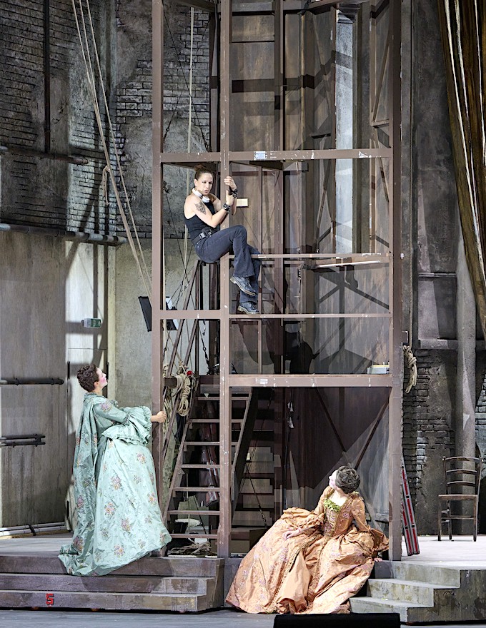 » Così fan tutte «, 2. Akt: Kate Lindsey (Despina) bei ihren » Turnübungen « während » <em>Una donna a quindici anni « mit Federica Lombardi (Fiordiligi) und Emily D'Angelo (Dorabella) © Wiener Staatsoper GmbH/Michael Pöhn