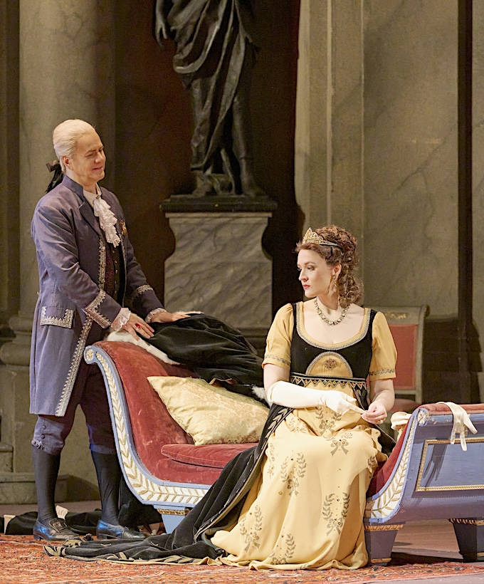 » Tosca «, 2. Akt: Lise Davidsen (Tosca) und Alexey Markov (Barone Scarpia) © Wiener Staatsoper / Michael Pöhn