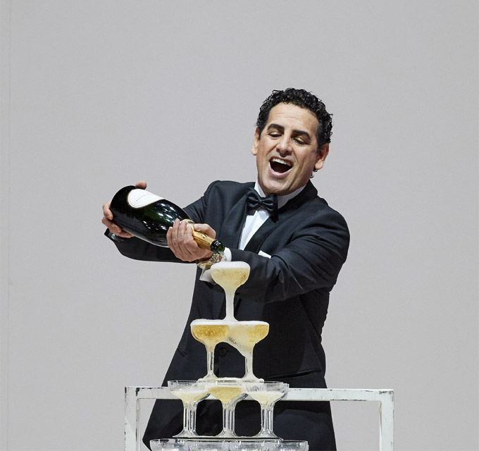 »La traviata«, 1. Akt: Juan Diego Flórez als Alfredo Germont bei seinem Rollen-Debut an der Wiener Staatsoper © Wiener Staatsoper GmbH/Michael Pöhn