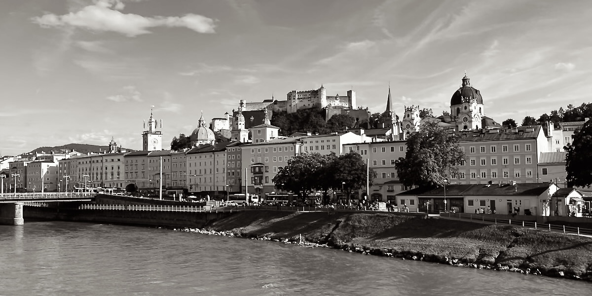 Salzburg. Blick über die Salzach auf die Altstadt mit dem Dom und der Festung Hohensalzburg.<br /><q lang="de">Salzburg ist das Herz vom Herzen Europas. Es liegt in der Mitte zwischen Süd und Nord, zwischen Berg und Ebene, zwischen der Schweiz und den slawischen Ländern.</q> (Hugo von Hofmannsthal, 1920) © Thomas Prochazka