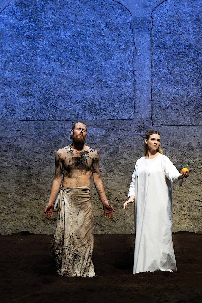 » Saint François d’Assise «, 3. Akt: Philippe Sly (Saint François) und Lauranne Oliva (L’Ange) © Salzburger Festspiele/Monika Rittershaus
