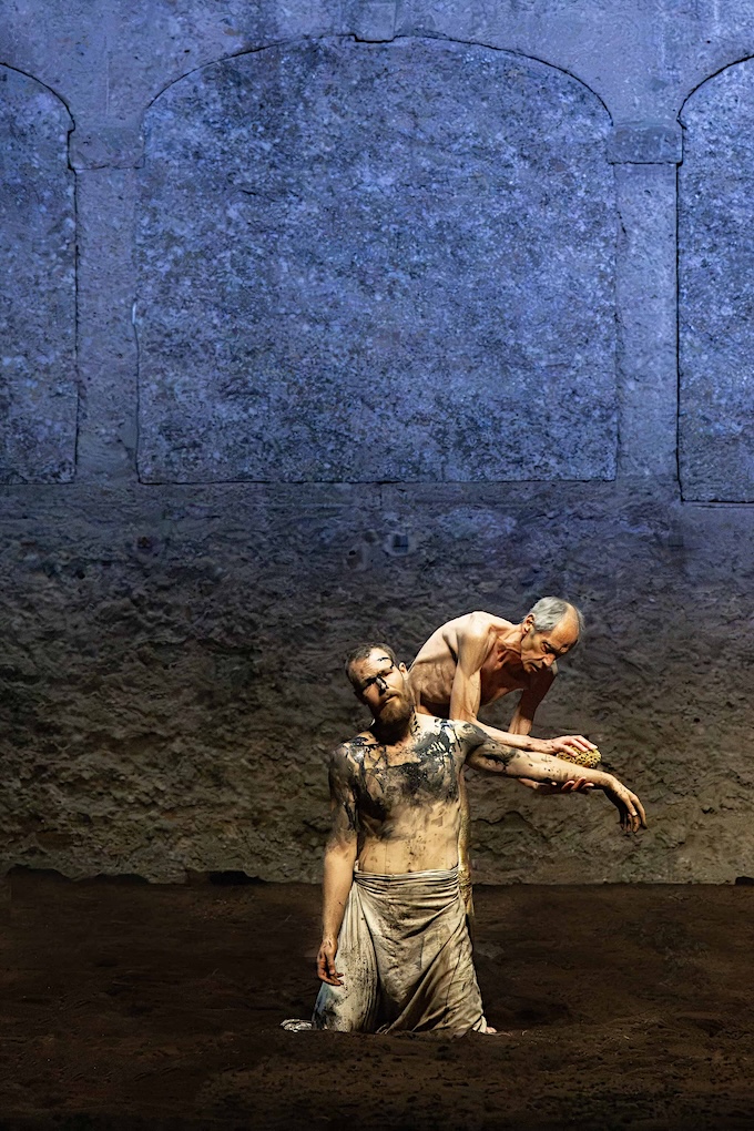 » Saint François d’Assise «, 3. Akt: Philippe Sly (Saint François) und Georg Schwamberger (Der Aussätzige) © Salzburger Festspiele/Monika Rittershaus